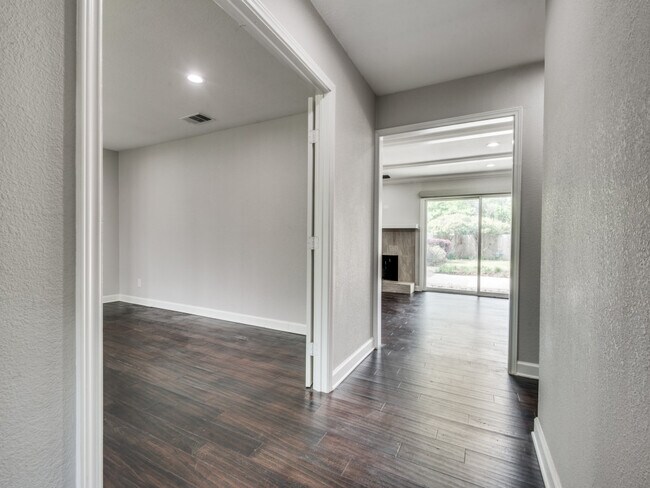 Building Photo - 3221 Princess Ln