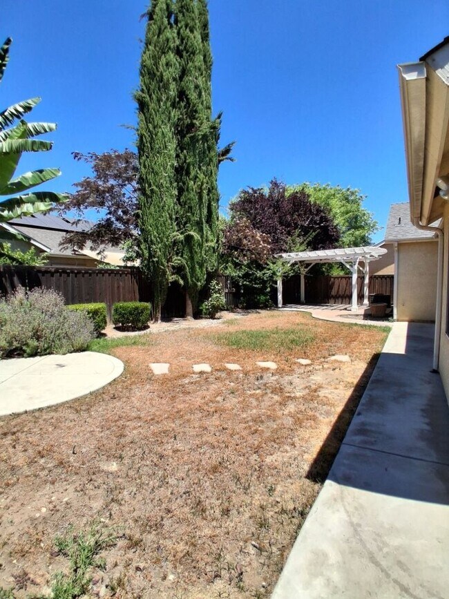 Building Photo - Desirable Clovis Single-Level Home: 3-bedroom, 2-bathroom