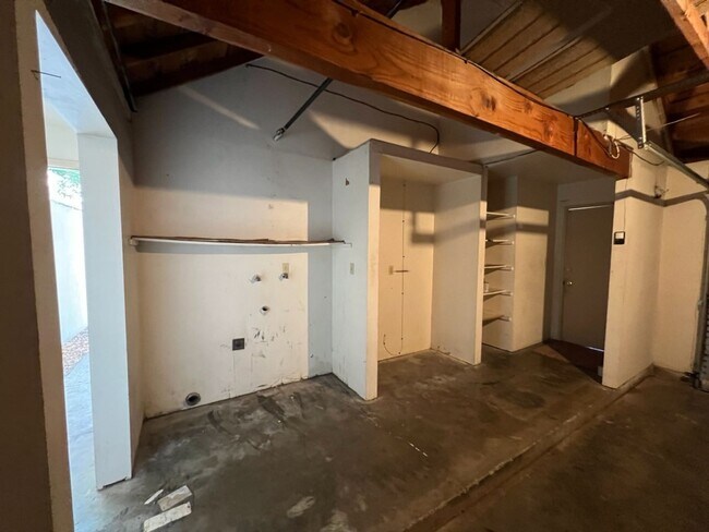Building Photo - Floyd Ave - Duplex