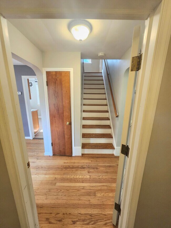 Building Photo - Spacious 4bd apt | Laundry hooks ups | Off street parking