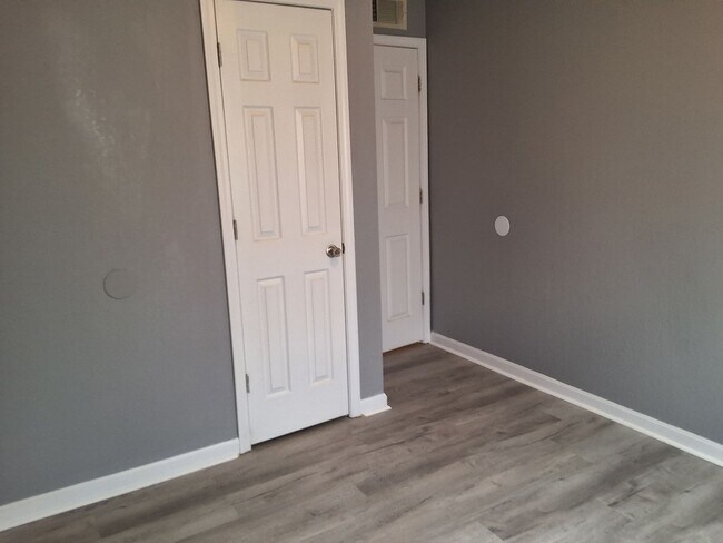 Building Photo - Comfy 2 Bedroom, 1 Bath Apartment located in Radcliff