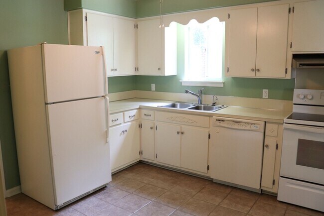 Building Photo - Irresistible 3-bedroom will leave you deli...