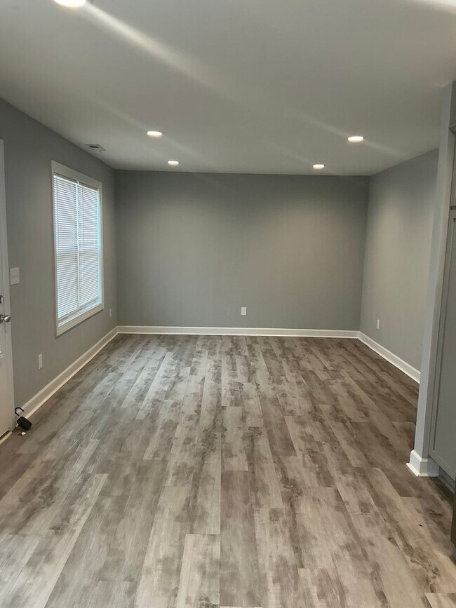 Building Photo - 600 A Colonelette Dr