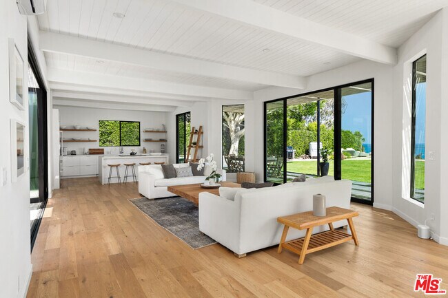 Building Photo - 28926 Cliffside Dr