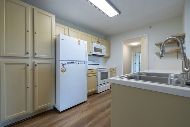 Building Photo - Renovated Condo in Harts Cove!