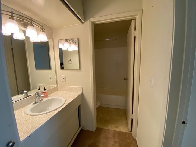 Building Photo - One Bedroom Condo Available in Watergate Community/Emeryville!