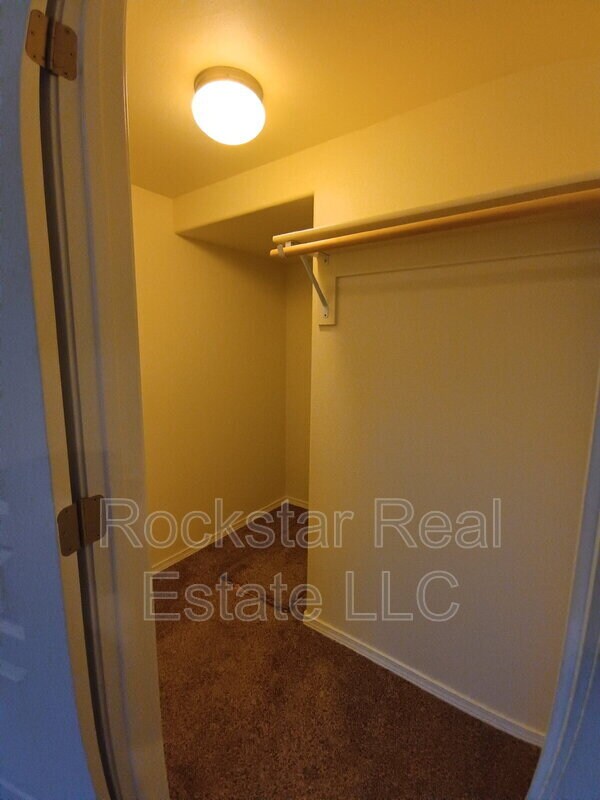Building Photo - 1315 N Rogue River St