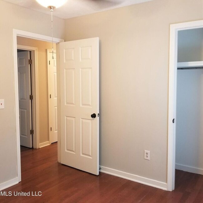 Building Photo - 1537 Chelsea Ln