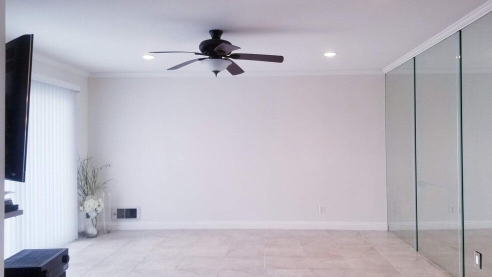 Living Room - 2901 Peninsula Rd