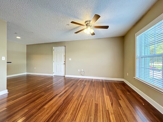 Building Photo - 2065 Dixie Belle Dr