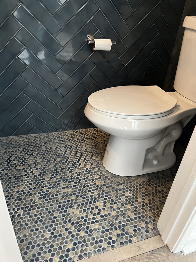 Powder Room 2 - 3808 Stocker St