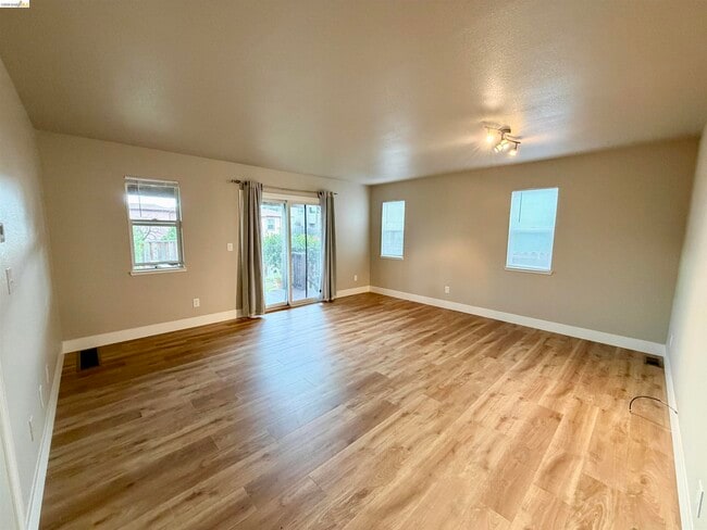 Building Photo - 525 Clayton Ave