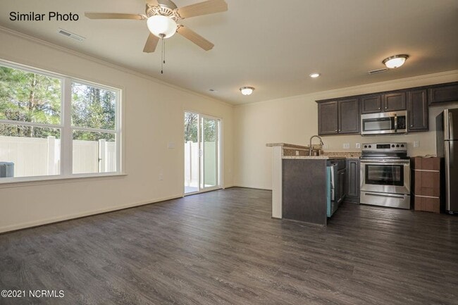 Building Photo - Townhome in Boyington W/GARAGE in Boyington Place!