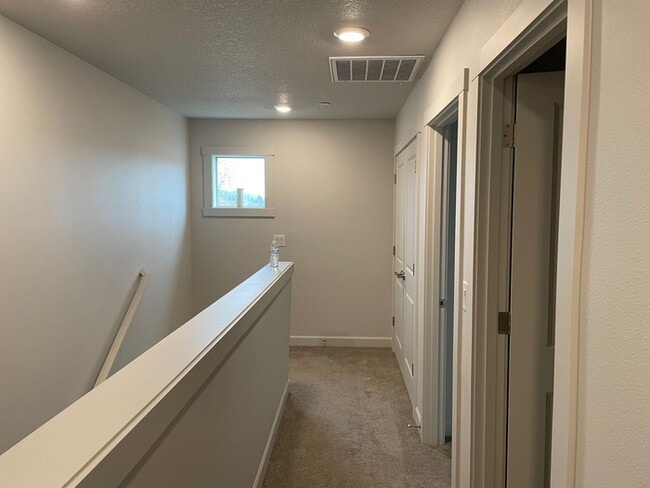 Building Photo - THREE BEDROOM TOWN HOME IN WOODLAND