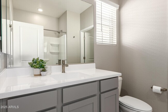 Building Photo - 1535 E Dublin St