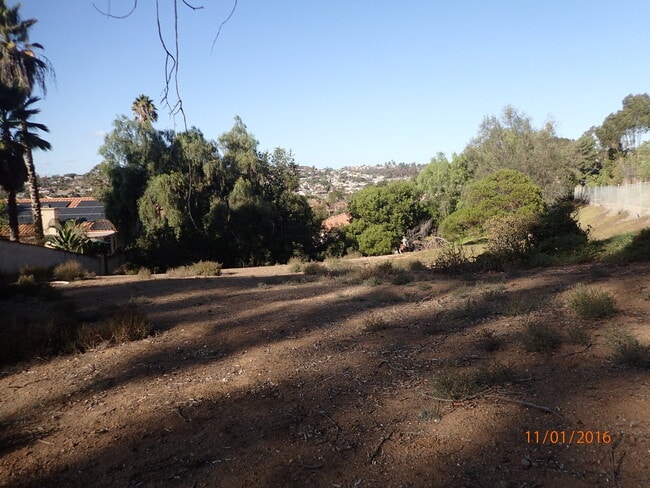 Building Photo - 4 Bedroom, 2.5 Bath House w/2 Garages on 1...