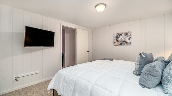 Building Photo - 886 Arthur Dr