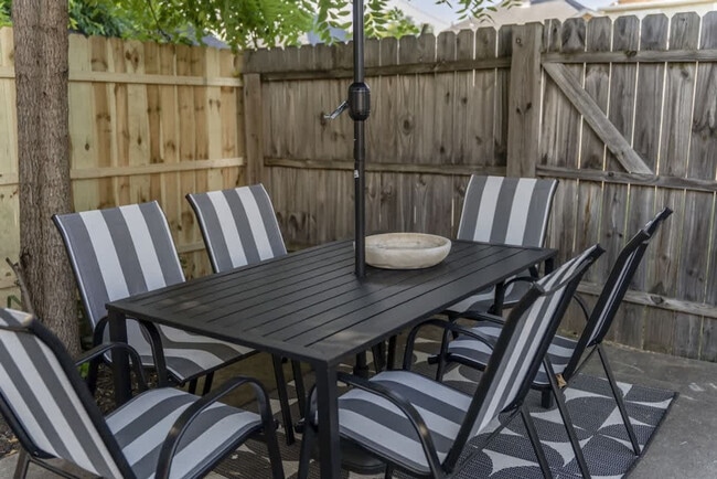 Building Photo - 530 Hanford St