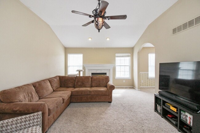 Building Photo - Spacious two-story home in a convenient location