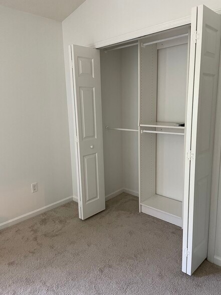 Building Photo - 8133 Shadow Oak Dr