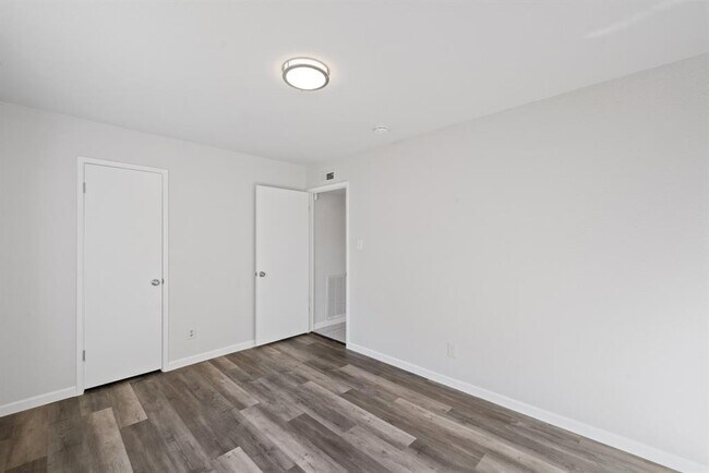 Building Photo - 2215 Overbrook Dr