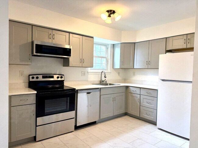 Building Photo - 422 Village Ln.