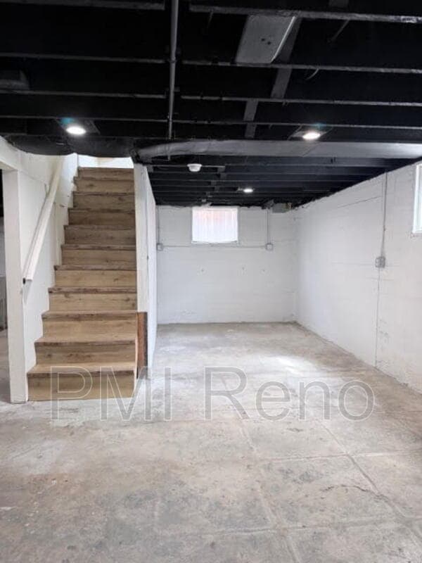 Building Photo - 613 E 2nd St