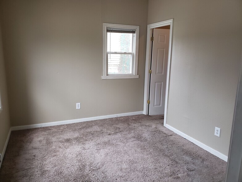 Building Photo - 3602 E Fall Creek Parkway North Dr