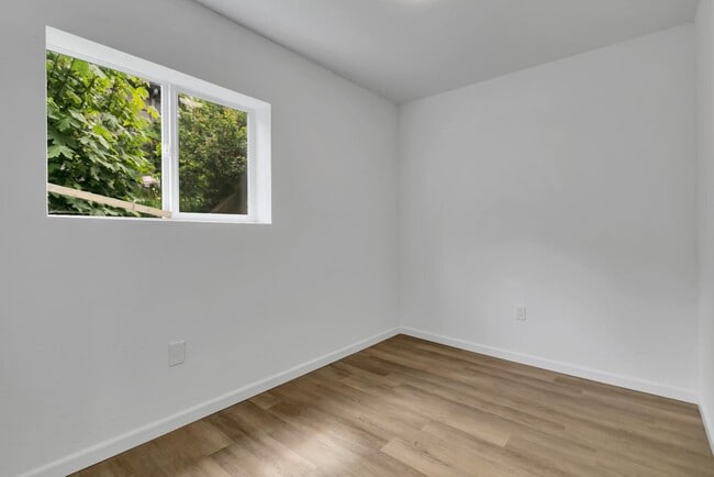 Building Photo - 1720 N Wycoff Ave