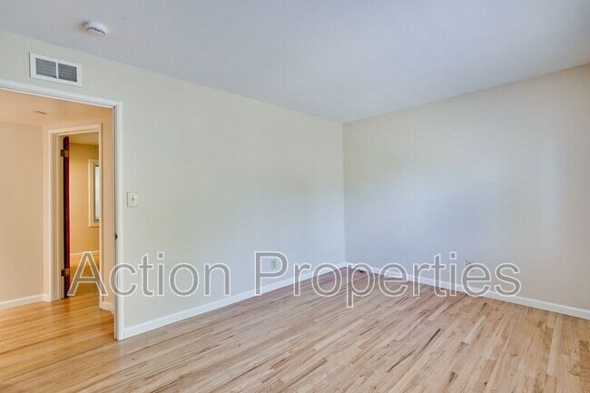 Building Photo - 834 Orange Ave