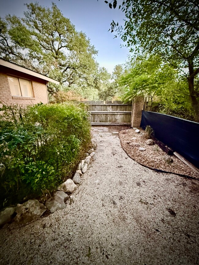 Building Photo - 1000 Hillyer St