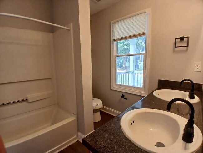 Building Photo - Amazing 3 Bedroom 2.5 Bath! Intown Living at a Price Below Market Off Street Parking
