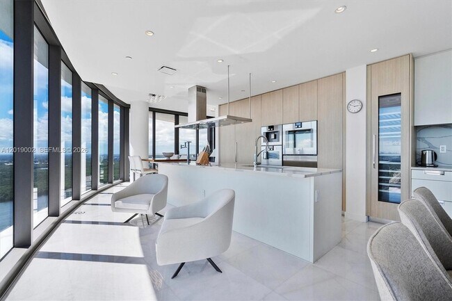 Building Photo - 15701 Collins Ave