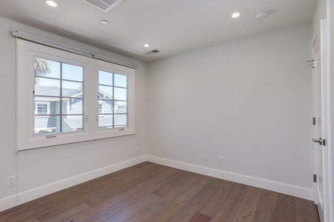 Building Photo - 2 Bed / 2.5 Bath Luxurious townhome near d...