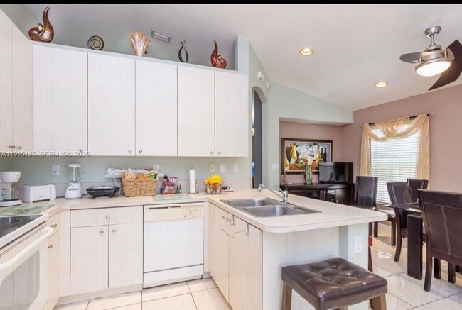 Building Photo - 1940 SE 14th Ct