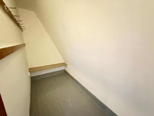 Building Photo - Spacious 3-Bedroom Home with Modern Comfor...