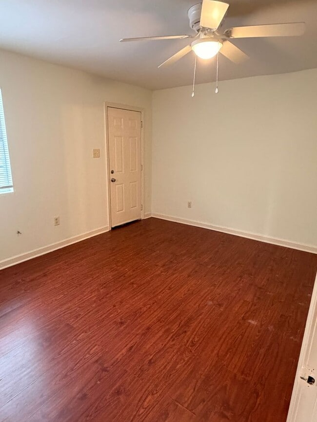 Building Photo - Large 2/3BD AND 2 FULL BATHS