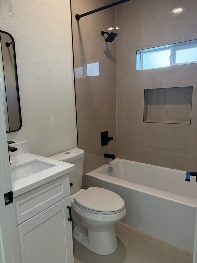 Building Photo - New 600 Sqft. 2 Bedroom 1 Bath Condo in Downtown Sacramento