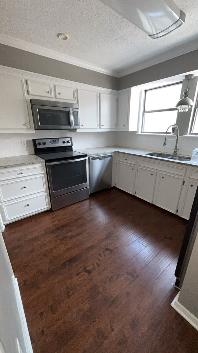 Building Photo - Reservoir living with utilities included for $2200!!