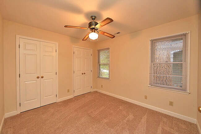 Building Photo - 212 Lakeshore Dr