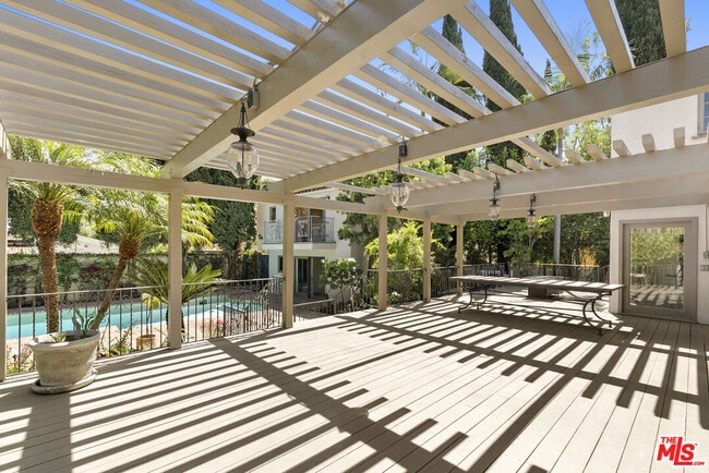 Building Photo - 512 N Palm Dr
