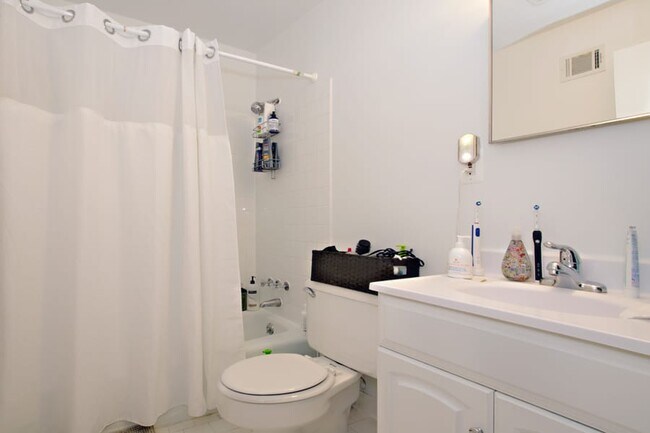 Building Photo - 1821 Biltmore St NW