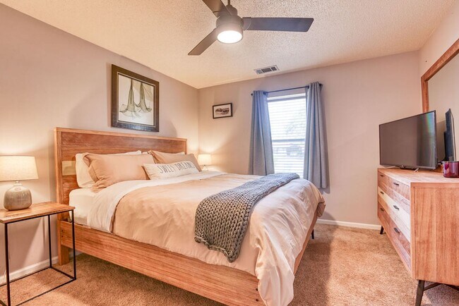 Building Photo - 3 BED | 3 BATH | POOLER | FURNISHED