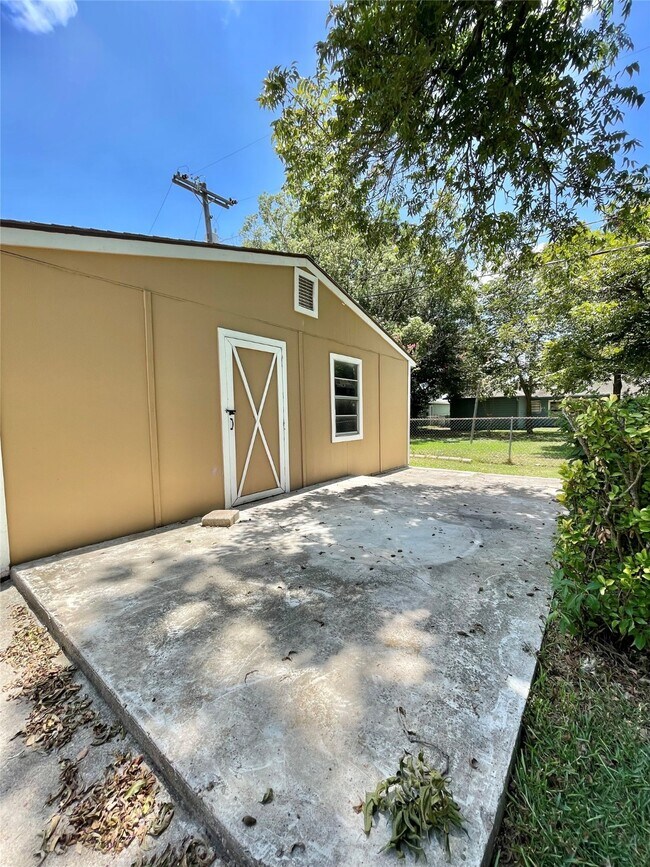 Building Photo - 1112 Southampton Dr