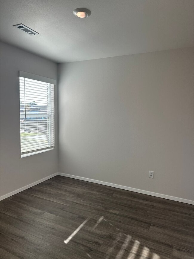Building Photo - *Pre-leasing* Three Bedroom | Two Bath Home in Barberry Court