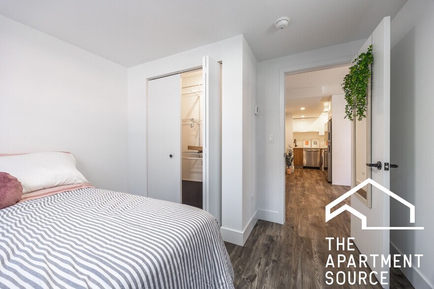 Building Photo - 941 W Carmen Ave