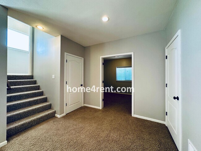 Building Photo - Gorgeous Olathe, 5 BR Home w/ Wood floors,...