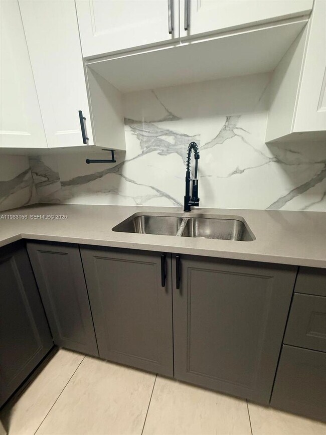 Building Photo - 1340 W 41st St