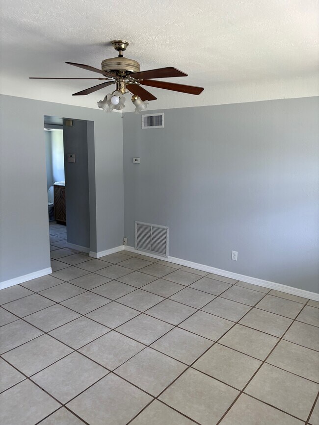 Building Photo - 1720 Country Ln