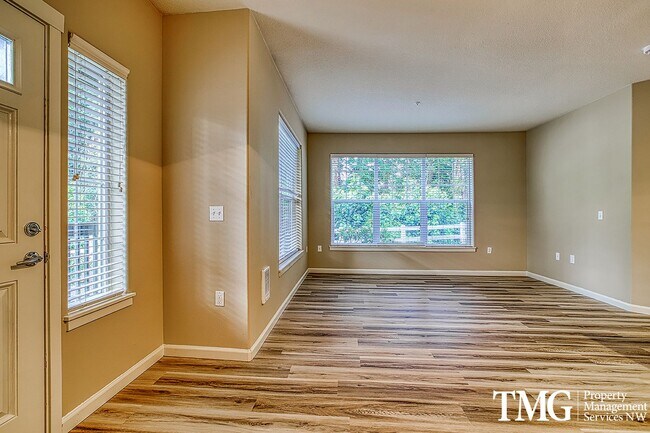 Building Photo - Beautiful 1br Condo in Sherwood. End unit ...